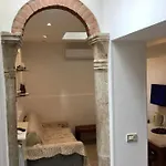 Close Guglie Bridge Apartment